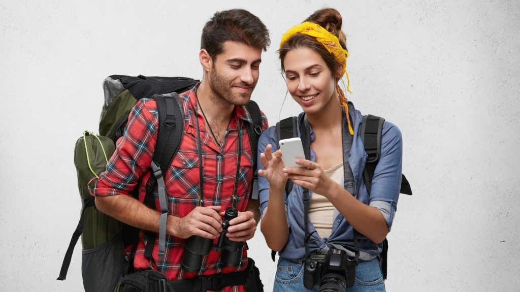 young tourists couple with smartphone